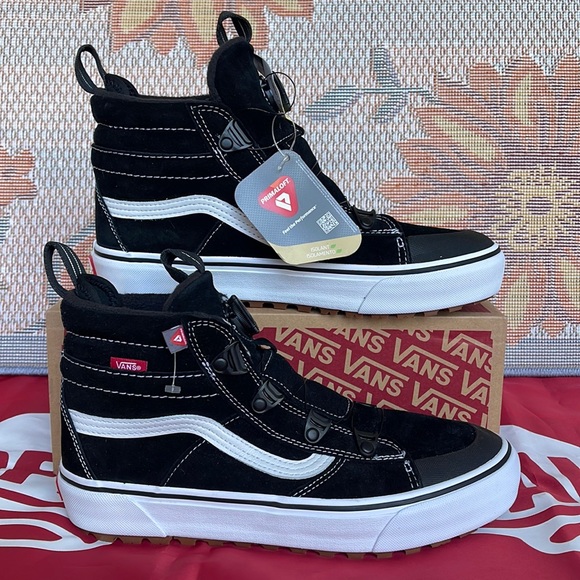 Vans WMNS Sk8-Hi Boa Mte
Black/White
VN0007NMBA2
Boots - Sneakers - Picture 5 of 16